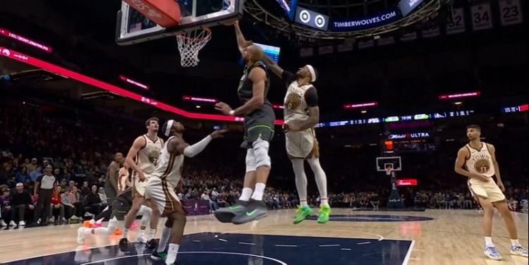 九游体育地址-翻江倒海!戈贝尔轻松揽下前场板 随后单臂暴扣打进还要加罚